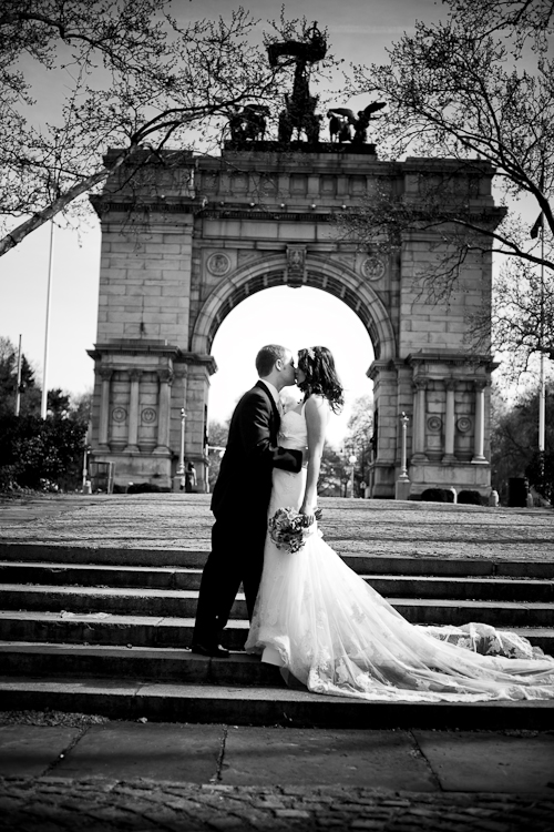 wedding photojournalist a kiss